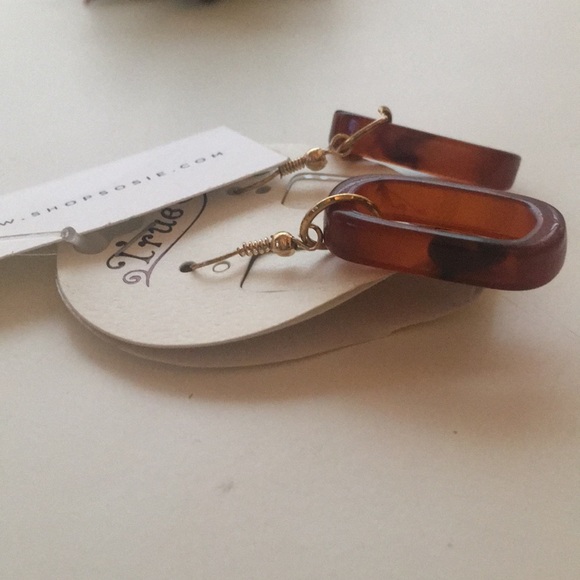 Tortoise design plastic hanging earrings BRAND NEW - Picture 3 of 3